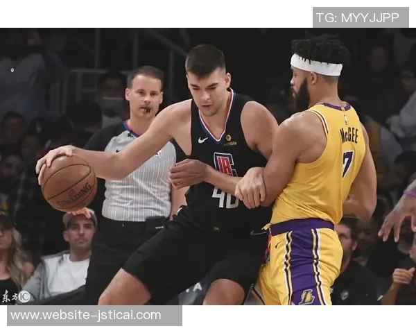 2000年湖人与快船的激烈对决回顾及其对洛杉矶篮球历史的影响分析